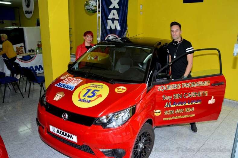 Loli López y Abián Reyes presentaron esta mañana el nuevo modelo Aixam en el negocio de Autos Losan (Foto Francisco Javier Santana)